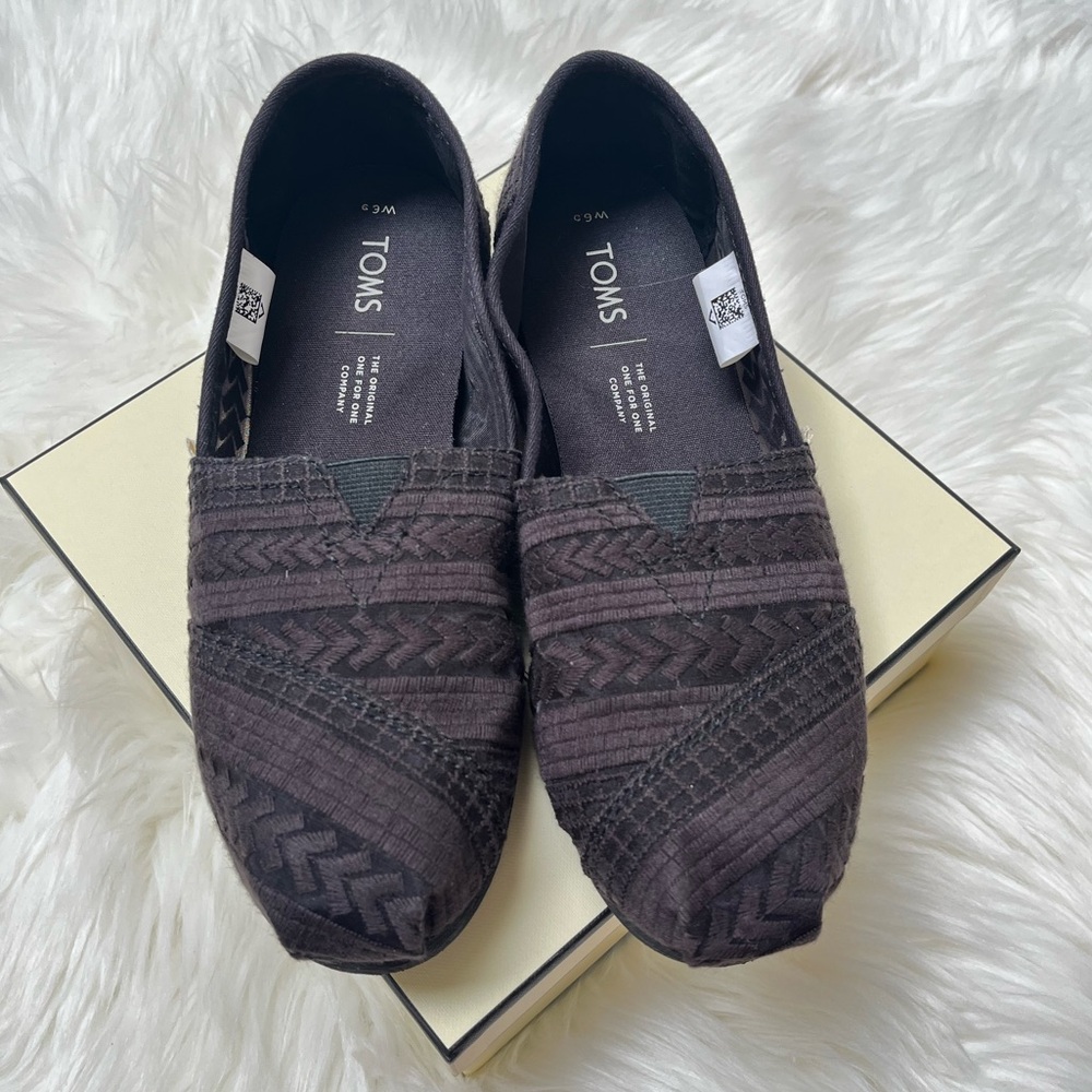 TOMS Black Textured Woven Slip-On Shoes - Size 6.5
